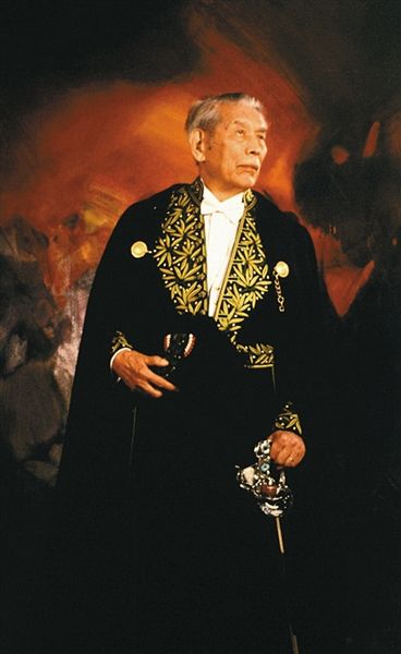 1997年朱德群当选法兰西艺术院终身院士，是该院第一个华人院士。
