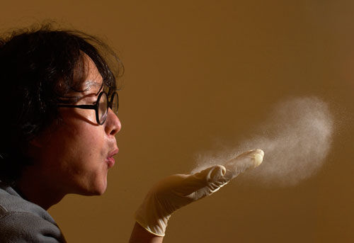 徐冰，中央美术学院副院长。图为徐冰创作《何处惹尘埃》，尘埃是他“9·11事件”后收集的。