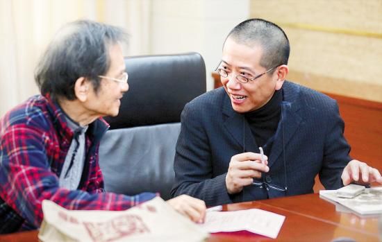 陈丹青(右)与唐大禧交谈甚欢。羊城晚报记者 郑迅 摄
