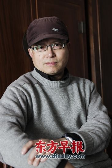 张易 艺术家， 收藏爱好者。收藏有圈椅、玫瑰椅、方角柜、书案、官皮箱等明式家具及木器小件100余件。 本版图片高剑平