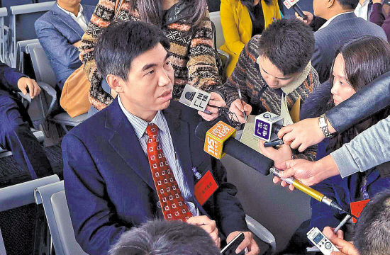 2日，朱列玉在广州白云机场接受采访 羊城晚报记者 陈文笔 摄