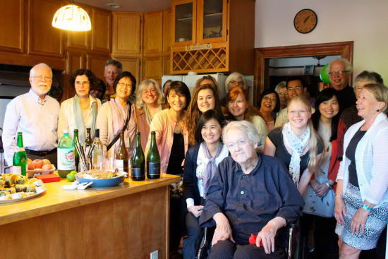 去年 8 月，高居翰与朋友、学生一起在家中庆祝87岁生日（图片由黄晓、刘珊珊提供）。
