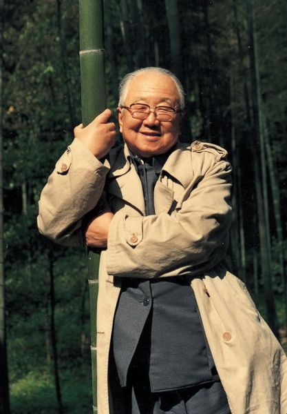 20世纪80年代初，启功先生在杭州抱着竹子拍照留念。启功先生称之为“抱竹图”。