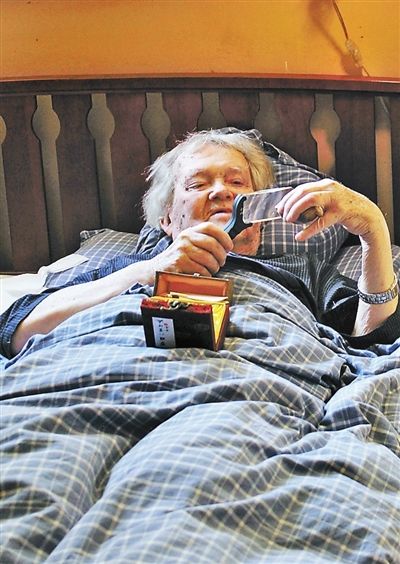 高居翰先生在病榻上欣赏本文作者为他贺寿的印章