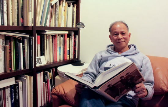 在他的工作室中，画册、唱片慢慢占据书架。阮义忠说，万不得已时，书还要让位于唱片。当然这不是一种严酷的取舍，只是一种生活情趣。