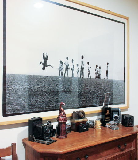 客厅墙上是阮义忠拍摄《人与土地》时期的获奖摄影作品。