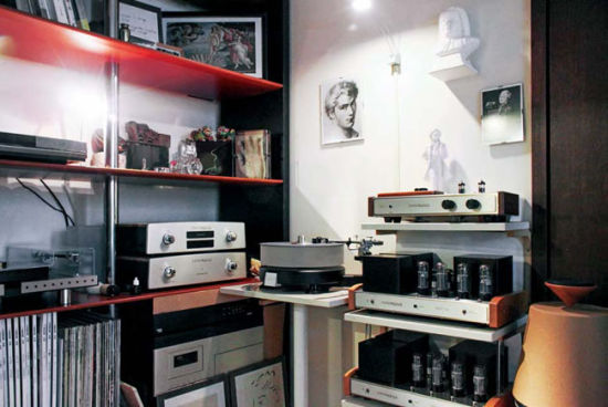 阮义忠对于咖啡机的热衷令人赞叹，还有就是各式唱机。