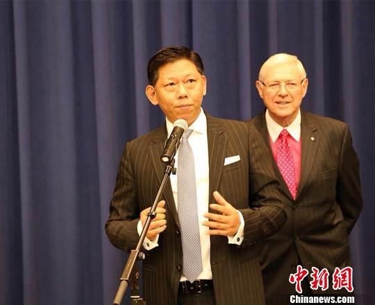 图为华人画家曹俊被美国洛杉矶郡政府议会授予杰出艺术家勋章时发表即兴演讲。 洪晓红 摄