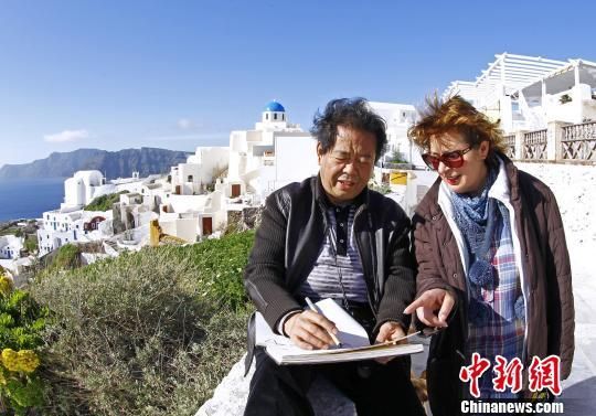 考察团副团长、中国美术家协会巡视员、中国国家画院院委刘健在希腊圣托里尼岛进行采风写生，受到当地艺术家的赞赏。 保圣 摄