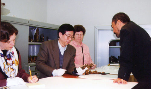 2005年金申在美国菲利尔美术馆鉴定佛像