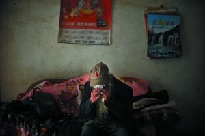 ▲李继胜有一个心愿，“和5个儿子拍张合照，带去广州。”他想找大儿子帮忙牵头，给几个弟弟打个招呼，说说合影的事。没料到，忙着给自家装太阳能热水器的大儿子，在见到父亲的第一眼，便反复质问：“你回来干嘛！你? />
							　　▲李继胜有一个心愿，“和5个儿子拍张合照，带去广州。”他想找大儿子帮忙牵头，给几个弟弟打个招呼，说说合影的事。没料到，忙着给自家装太阳能热水器的大儿子，在见到父亲的第一眼，便反复质问：“你回来干嘛！你?/span>

							<img style=