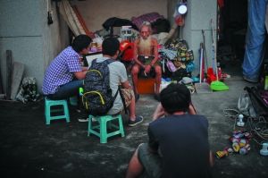 离开呆过十多年的广州美院后，李继胜在另外两所大学继续当裸模。现在他的收入可达半天150元左右，相比刚来广州时，画一节肖像课10元左右，涨了15倍。