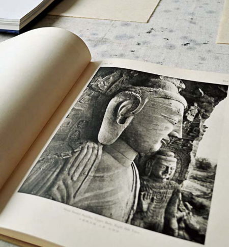 尹朝阳花 20 万买的这套日本出版的《云冈石窟》，全世界只发行了一千套。