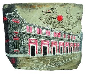 张彦坡收藏的石库门瓦片，及在其上创作的雕刻作品。
