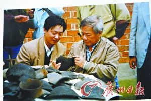 1994年，张忠培在湖南省澧县观摩八十垱遗址出土陶器。