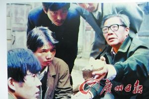 1991年，张忠培在陕西榆林考察时向当地考古工作者讲解夏时期遗存。 