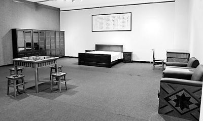11月28日，李瑞环手工制作的家具在广州艺术博物馆展出