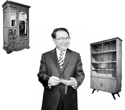 11月27日，李长春手工制作的衣柜、书柜在中国紫檀博物馆展出。