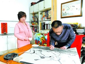 刘洪利画起画来很投入，有时灵感来了几个小时停不下笔，妻子陪伴左右，端茶送水。