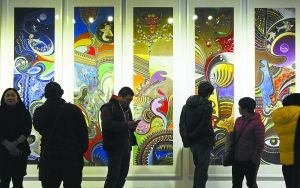 刘洪利绘画作品展在798展出，吸引参观者驻足欣赏。