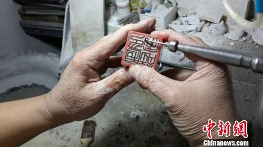 纳玉坊里的“雕刻时间”　杨静　摄