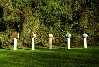  《从物质到精神》  青石、木  张燕根公共艺术(比利时)  2009年