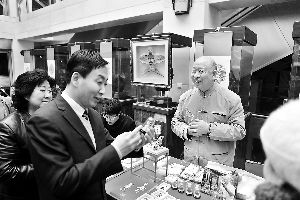 2012年1月30日新春文化庙会上陈四光与民间大使张俊显亲切交谈。