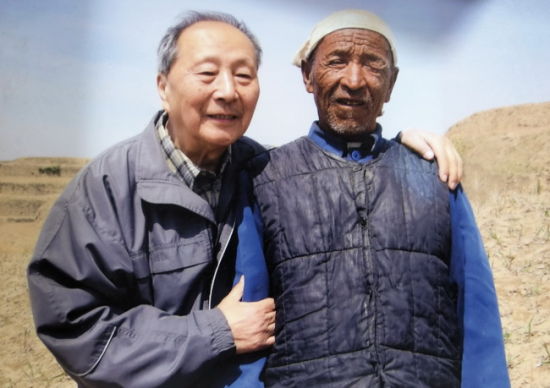 陈志华与村民的合影。最近 20 多年，他平均每年至少去一次诸葛村。
