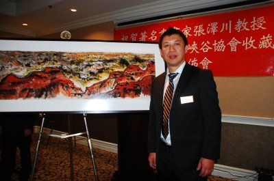 华裔画家张泽川7日与南加艺术同好分享其“大峡谷”系列创作经验。（美国《世界日报》/杨青 摄）