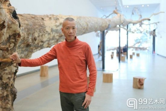 蔡国强在澳大利亚布里斯班现代美术馆(GoMA)的装置《桉树》前，2013。