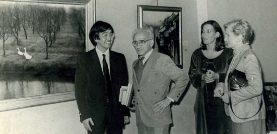 陈逸飞在哈默画廊和藏家交谈　　陈逸鸣供图