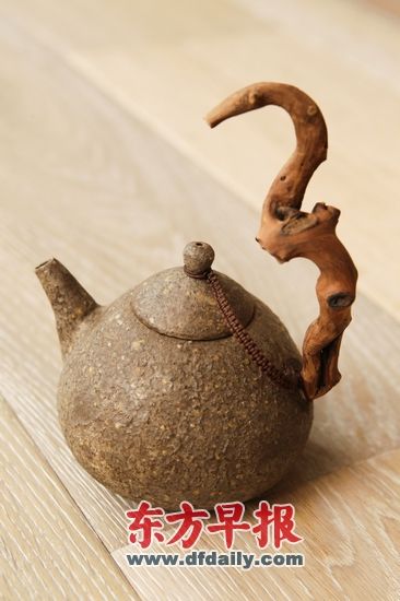 ② 台湾地区陶人陈启南结合陶土与树枝制作的茶壶