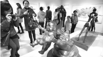 　　11月30日，黄永玉作品展集中展出他的文学创作手稿、绘画、书法、雕塑等作品440多件。记者 刘桂林 童迪 徐行 摄