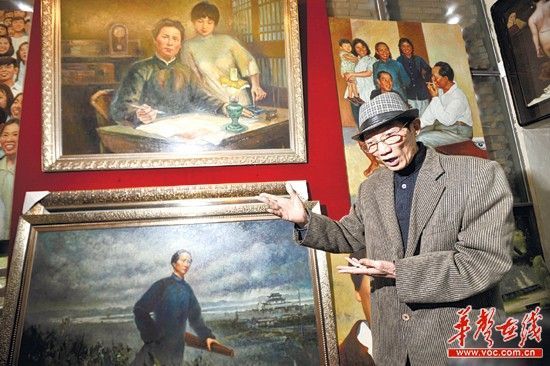 11月27日下午，湖南大麓珍宝古玩城，长沙画家杨克起介绍自己近几年创作的“毛泽东题材”的油画。记者 田超 摄