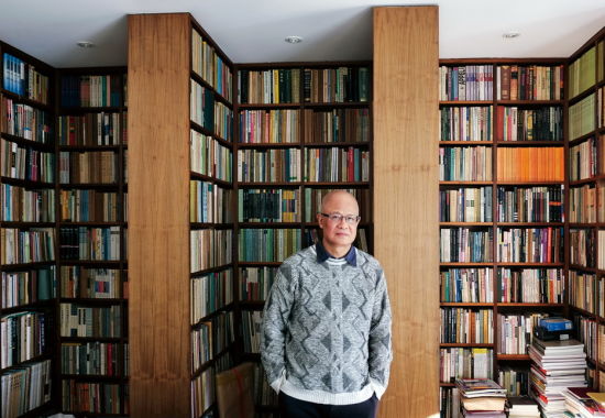 66 岁的邱振中有很多头衔，他是书法家、书法理论家、中央美院教授，也画水墨画、写现代诗。为了安置三万多册的藏书,他的家每个房间都是“书房”。