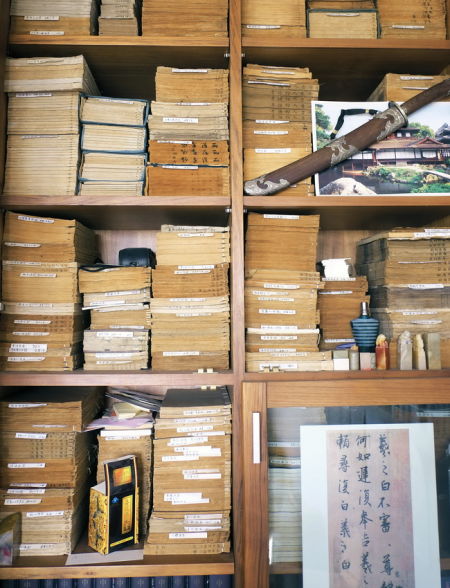 邱振中藏有大量的线装书。
