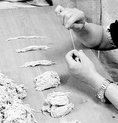 鲁庵印泥制作主要流程 挑选艾绒