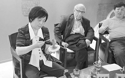 不久前，国家级非物质文化遗产--“鲁庵印泥”在京召开复出新闻发布会，李耘萍(左)和高式熊共同出席。