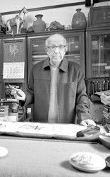 鲁庵印泥第二代传人，92岁的高式熊仍然“笔耕不辍”。 任洪良摄