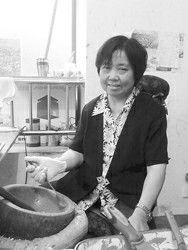 鲁庵印泥第三代传人李耘萍在制作印泥。 （除署名外均资料照片）