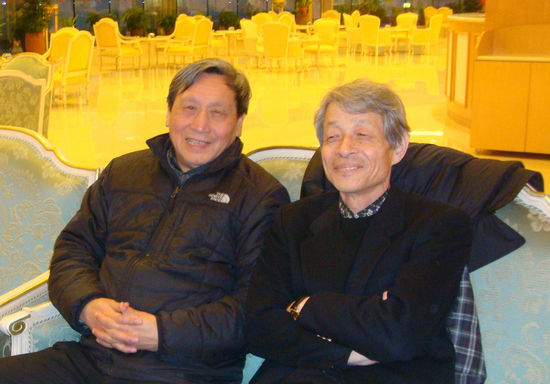 刘新园先生（左）与弓场纪知先生合影 刘朝晖供图