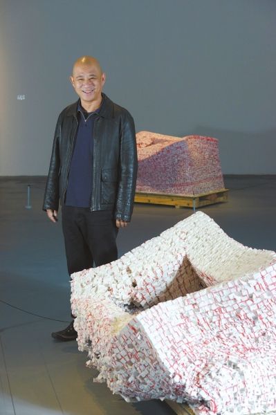 方力钧在陶瓷作品前。