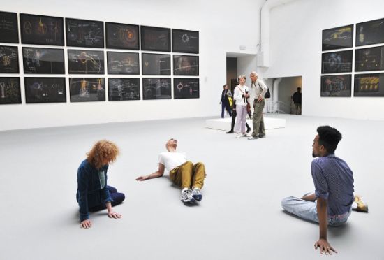 8月19日，提诺在伦敦泰特现代美术馆排演作品《这些联系》 