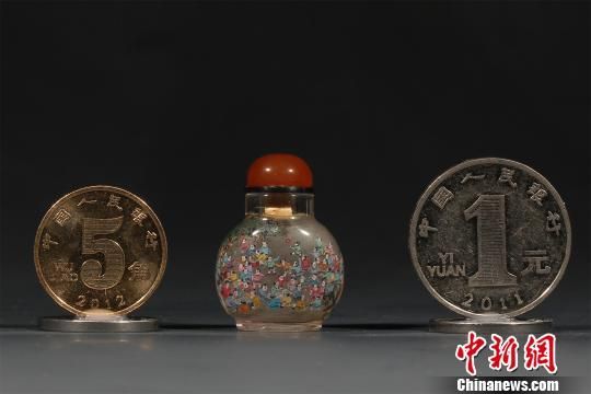 图为世界上最小的《百子图》。 崔志平 摄
