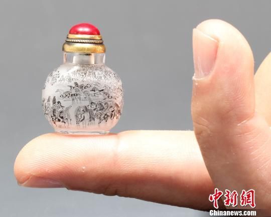 图为世界上最小的墨色《百骏图》。 崔志平 摄
