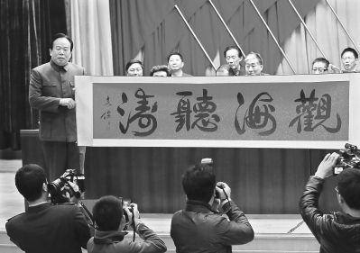 袁伟将军向武汉经济开发区赠送他的作品 记者 李葳 摄