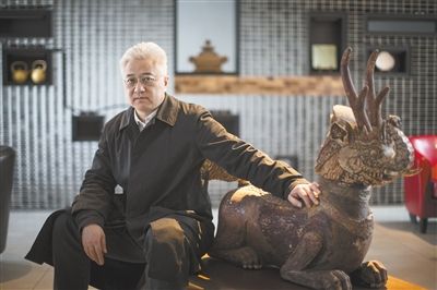 观众在今日美术馆欣赏《气与骨》系列。画面中，天地平分的视角，在中国古代绘画里面是没有出现过的，它是现代性的结构，中间包含了文本和现实的思辨，同时也将中国绘画的南北宗问题得到妥协和统一：水下的院体写真和