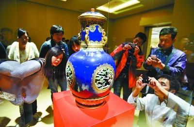 观众被南京博物院陈列的镇馆之宝之一的“清乾隆帝行围图转旋瓶”吸引。 本报记者 崔晓 冯芃摄