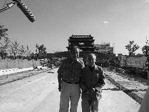 永定门城楼复建竣工后，93岁高龄的侯仁之在王世仁的陪同下来参观。