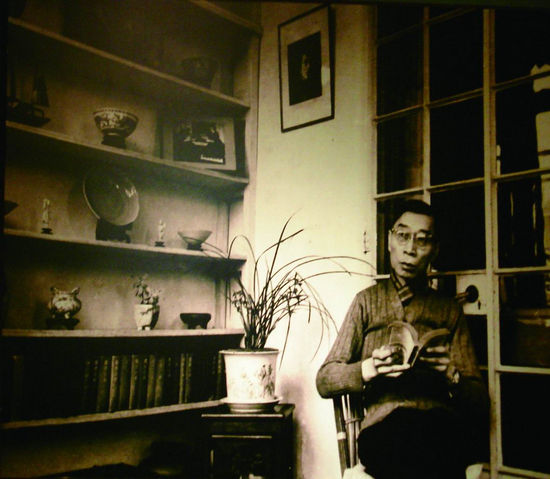 上世纪50年代，傅雷坐在家中的阳台上，身后的铁门就是其后他的自尽之处。